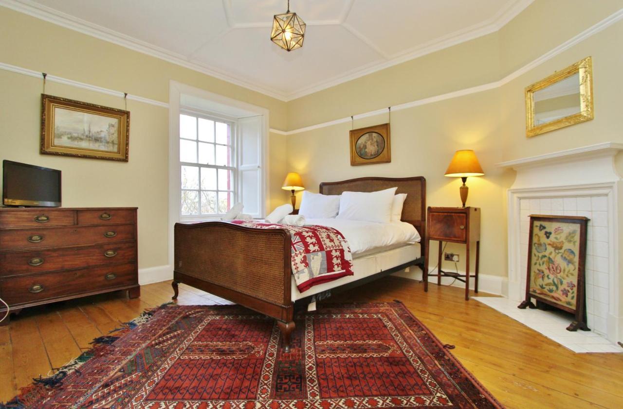 Elegant 3-Bedroom Ramsay Garden Apartment In Edinburgh City Centre Exteriér fotografie